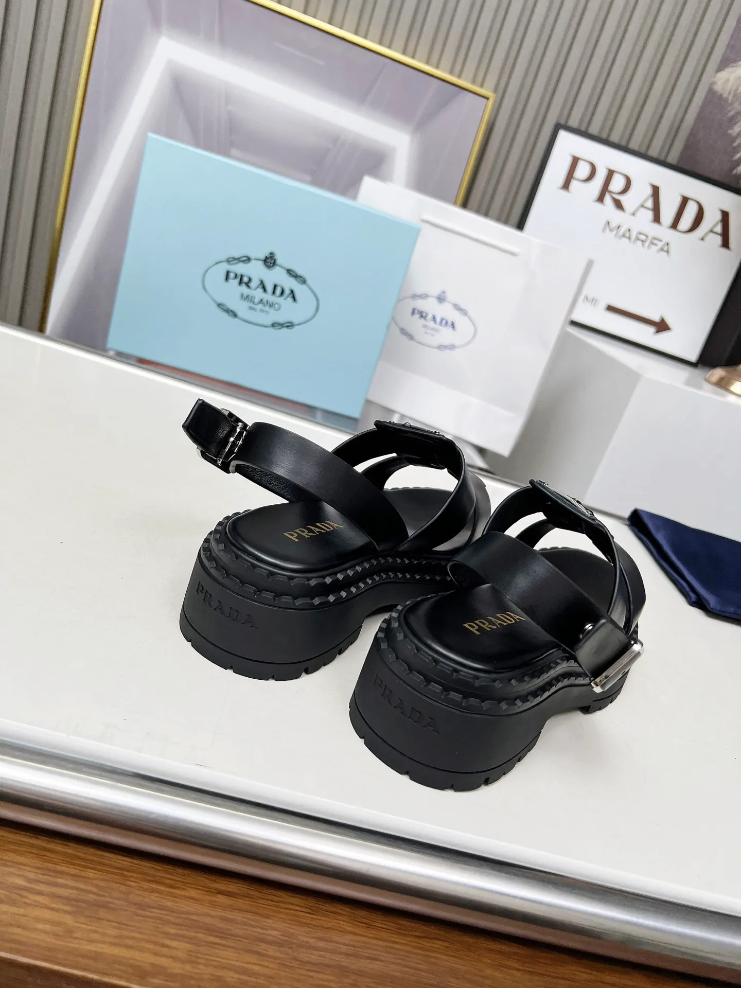 👟👟Ex-factory price 420👟👟 PRADA/Prada 25ss new spring and summer sandals. The simple design is probably the most popular thing about it. It is not the kind that is found on the street. It has its own brand personality. The fabric is made of calfskin and the lining is mixed sheepskin. Heel height: 4.5cm Size: #35-41 (35 41 custom-made is not returnable)